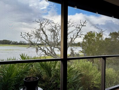 Charming 2-bedroom waterfront retreat with breathtaking sunsets on Fripp Island