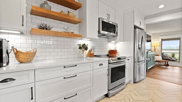 Microondas, horno, placa de cocina y lavavajillas