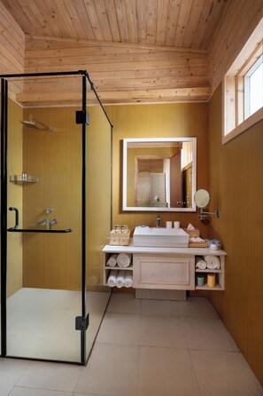 Cottage Premium, 1 Tempat Tidur King, pemandangan laut | Kamar mandi | Bathtub dan shower terpisah dan handuk