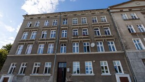 A multi-story building with a symmetrical facade, multiple windows, and a central entrance. - Verde 3 Pok j 1-os Wifi Dolny Gda sk (Gdansk)