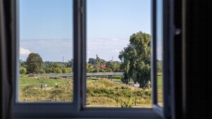 A view through a window of a grassy area with a bridge and trees. - Verde 1 Studio z Kuchni Wifi Dolny Gda sk (Gdansk)