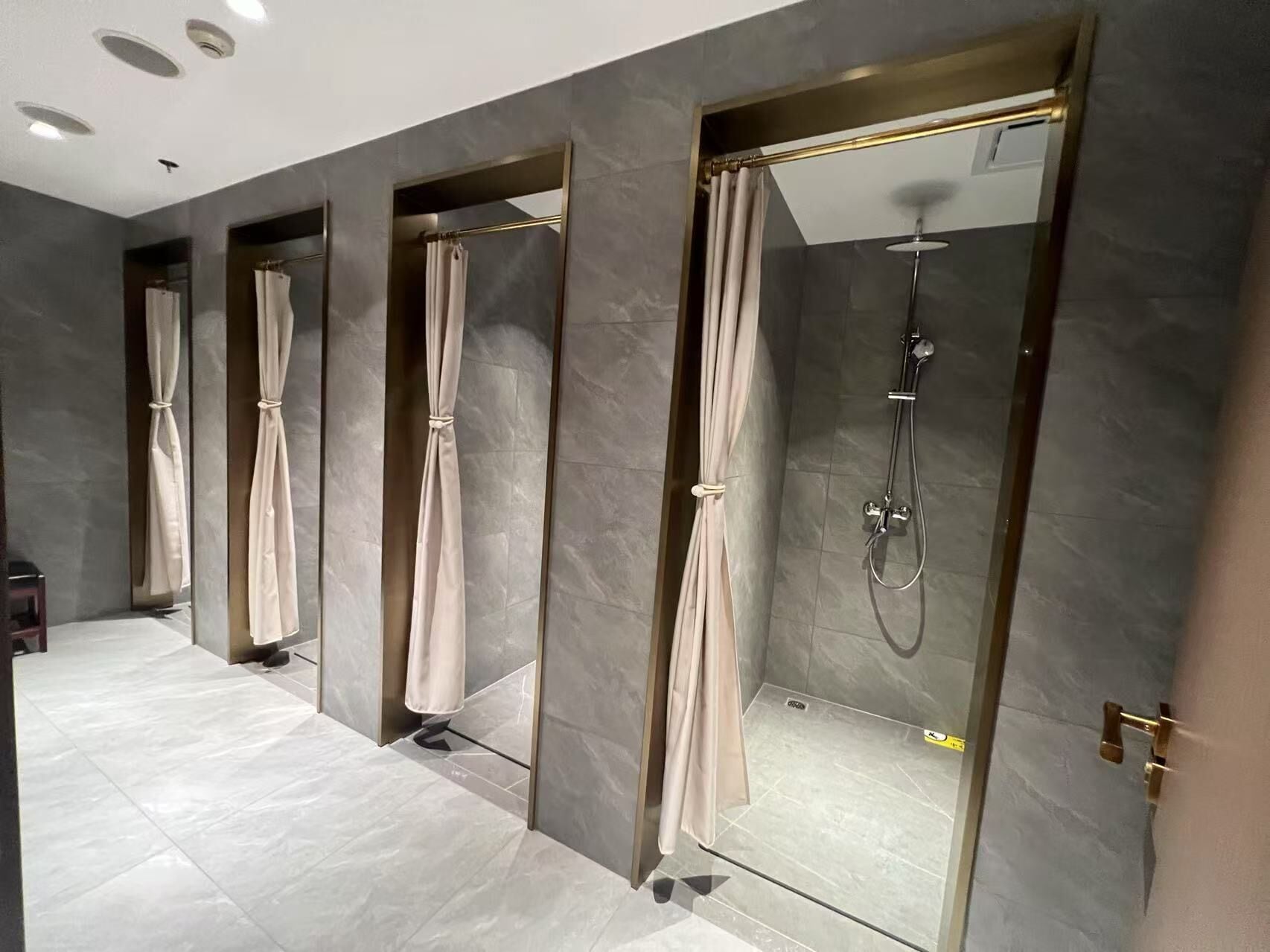Bruser, hårtørrer, bidet, håndklæder