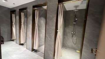 Bruser, hårtørrer, bidet, håndklæder