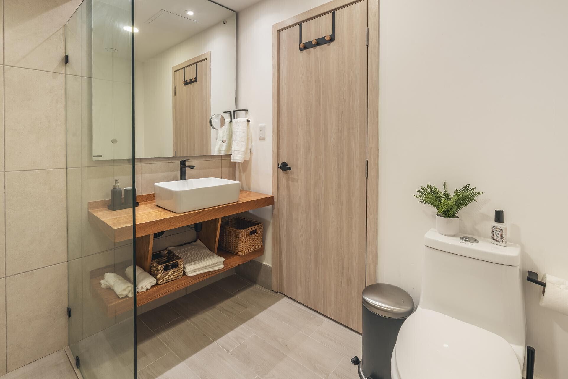 Regadera, secadora de cabello, toallas, jabón 