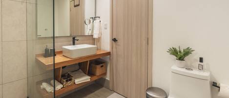 Suihku, hiustenkuivaaja, pyyhkeet, saippua