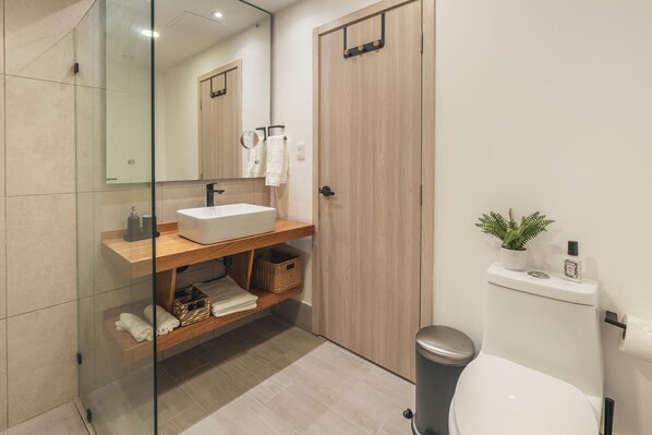 Dusche, Haartrockner, Handtücher, Seife