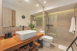 Dusche, Haartrockner, Handtücher, Seife