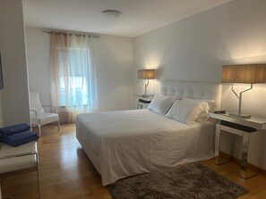 3 sovrum, skrivbord, strykjärn/strykbräda och resesäng