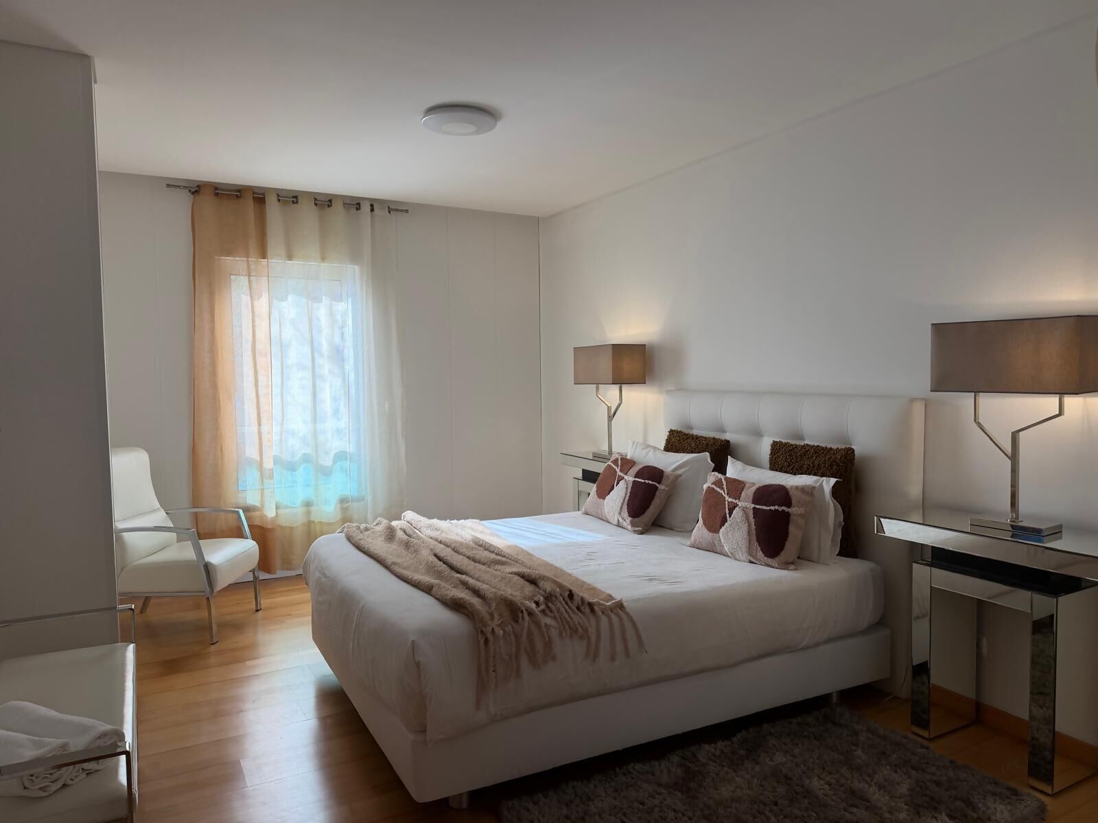 3 dormitorios, escritorio, tabla de planchar con plancha y cuna de viaje