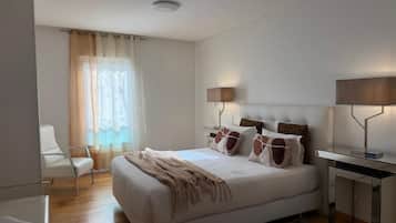 3 dormitorios, escritorio, tabla de planchar con plancha y cuna de viaje