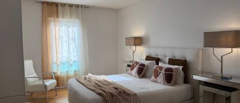 3 dormitorios, escritorio, tabla de planchar con plancha y cuna de viaje