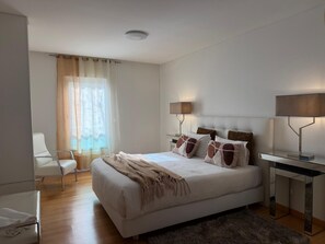 3 Schlafzimmer, Schreibtisch, Bügeleisen/Bügelbrett, Reisekinderbett