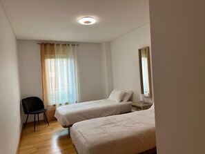 3 quartos, escrivaninha, ferros/tábuas de passar roupa, berço de viagem