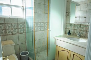 Standard Double Room, 1 Bedroom, Beach View | Bathroom - Casona tatalafquen (Villarrica)