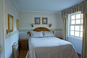 Standard Double Room, 1 Bedroom, Beach View | Bed sheets - Casona tatalafquen (Villarrica)