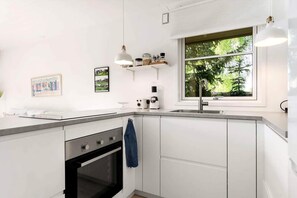 Frigorífico, horno, placa de cocina y lavavajillas