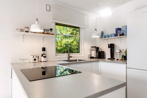 Fridge, oven, stovetop, dishwasher - Cozy summer house near beach and nature (Præstø)
