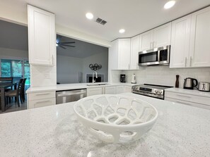 Køleskab, mikrobølgeovn, ovn, kogeplade