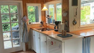 Fridge, stovetop, dishwasher, coffee/tea maker