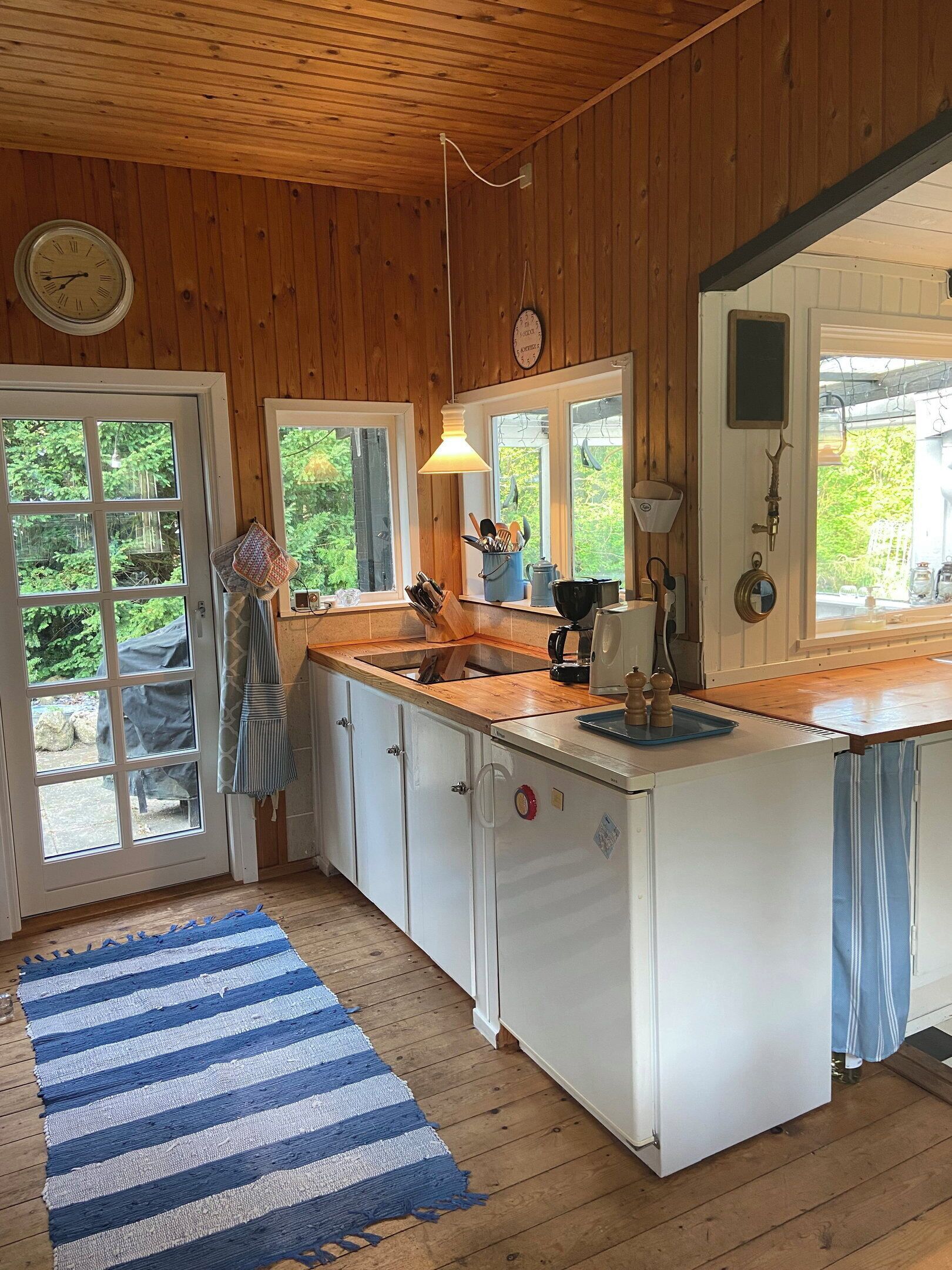Kylskåp, mikrovågsugn, spishäll och diskmaskin