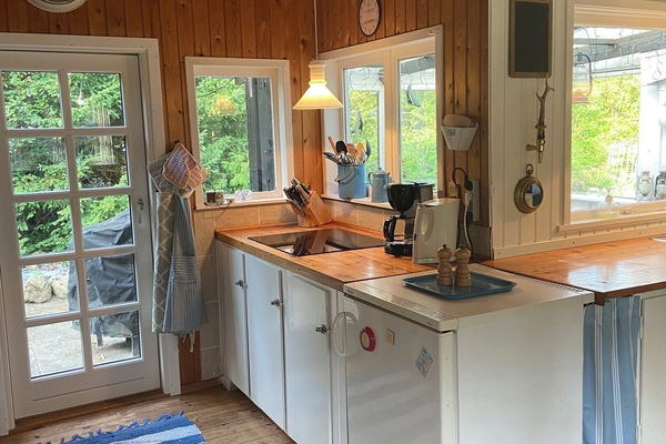 Kaffe- och tebryggare, kylskåp, mikrovågsugn och spishäll