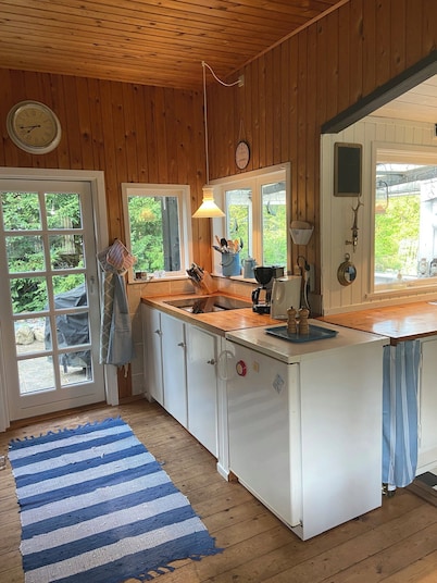 A cozy older summerhouse on a small island