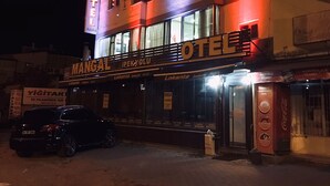 A building with a sign that reads "OTEL" and "MANGAL" indicating it is a hotel. There is a Coca-Cola vending machine outside. - AŞKALE BİZİM OTEL (Askale)