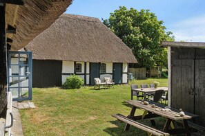 Outdoor dining - Golf holiday in thatched house near Langeland (Humble)