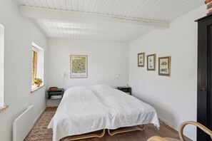 2 bedrooms, iron/ironing board, free WiFi