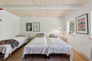 2 bedrooms, iron/ironing board, free WiFi