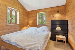 2 bedrooms, iron/ironing board, free WiFi
