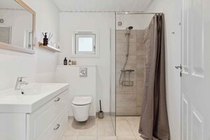 Shower - Spacious lovely cottage in North Zealand (Melby)