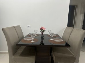 Dining - House in Matinhos with free Wi-Fi and accepts your pet. (Matinhos)