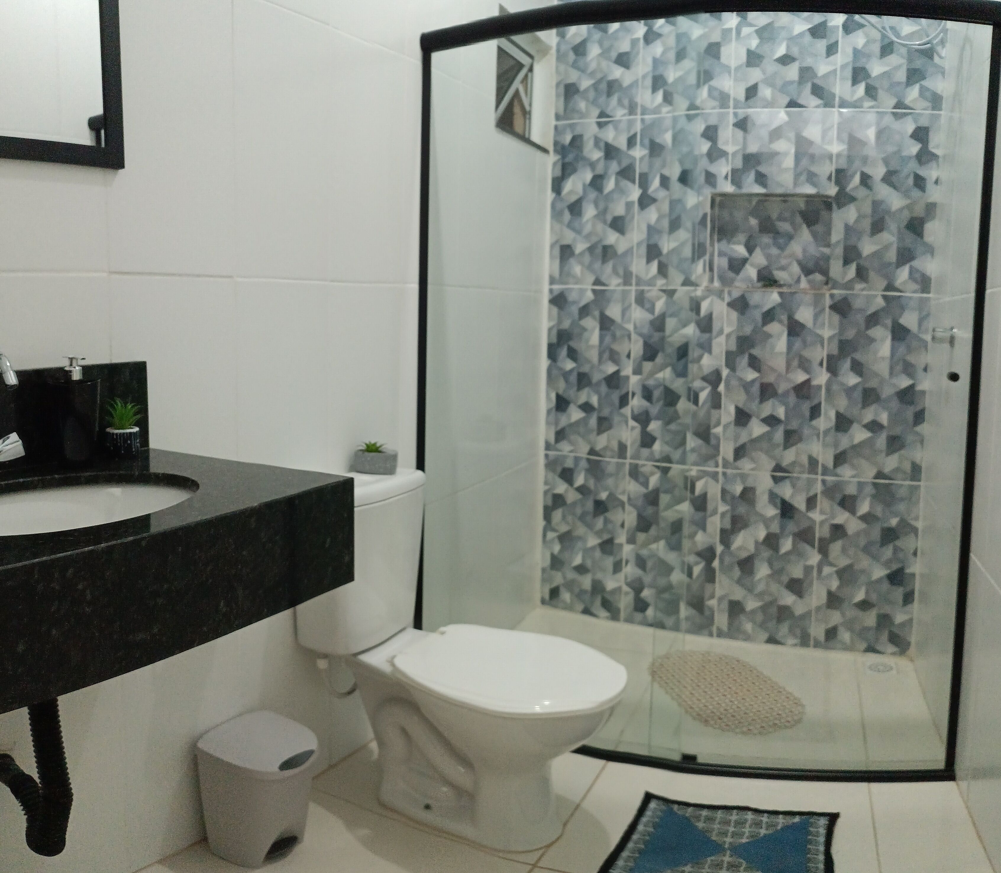 Een douche, een haardroger, handdoeken, zeep