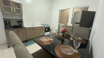 Jääkaappi, liesi, kahvin-/teenkeitin