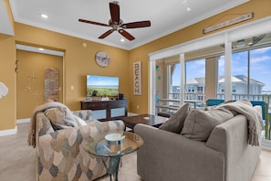 Smart TV - ⚓Penthouse Retreat! Coastal Condo 1 mile to AMI & Beaches⚓ (Bradenton)