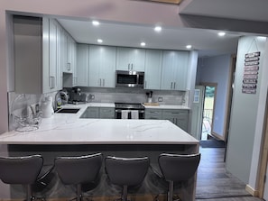 Fridge, microwave, oven, stovetop - 5-bedroom house with WiFi and AC in Nekoosa 12 min from Necedah sleeps 14 (Nekoosa)