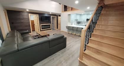 5-bedroom house with WiFi and AC in Nekoosa 12 min from Necedah sleeps 14