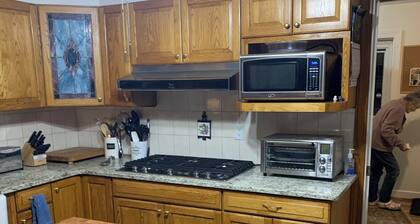 Charming 4-bedroom home with WiFi, AC , deck and firepit in delightful Montross