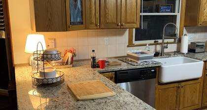 Charming 4-bedroom home with WiFi, AC , deck and firepit in delightful Montross