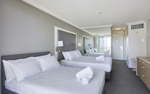 Een strijkplank/strijkijzer, beddengoed