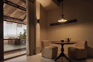 Habitació quàdruple familiar, vistes al jardí | Sala d'estar | Televisor LED de 75 polzades amb canals digitals