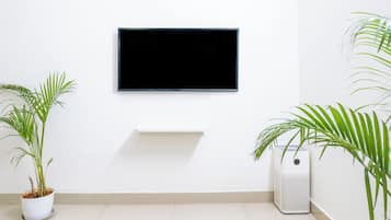 Estudio, vista a la ciudad | Caja de seguridad en la habitación y escritorio