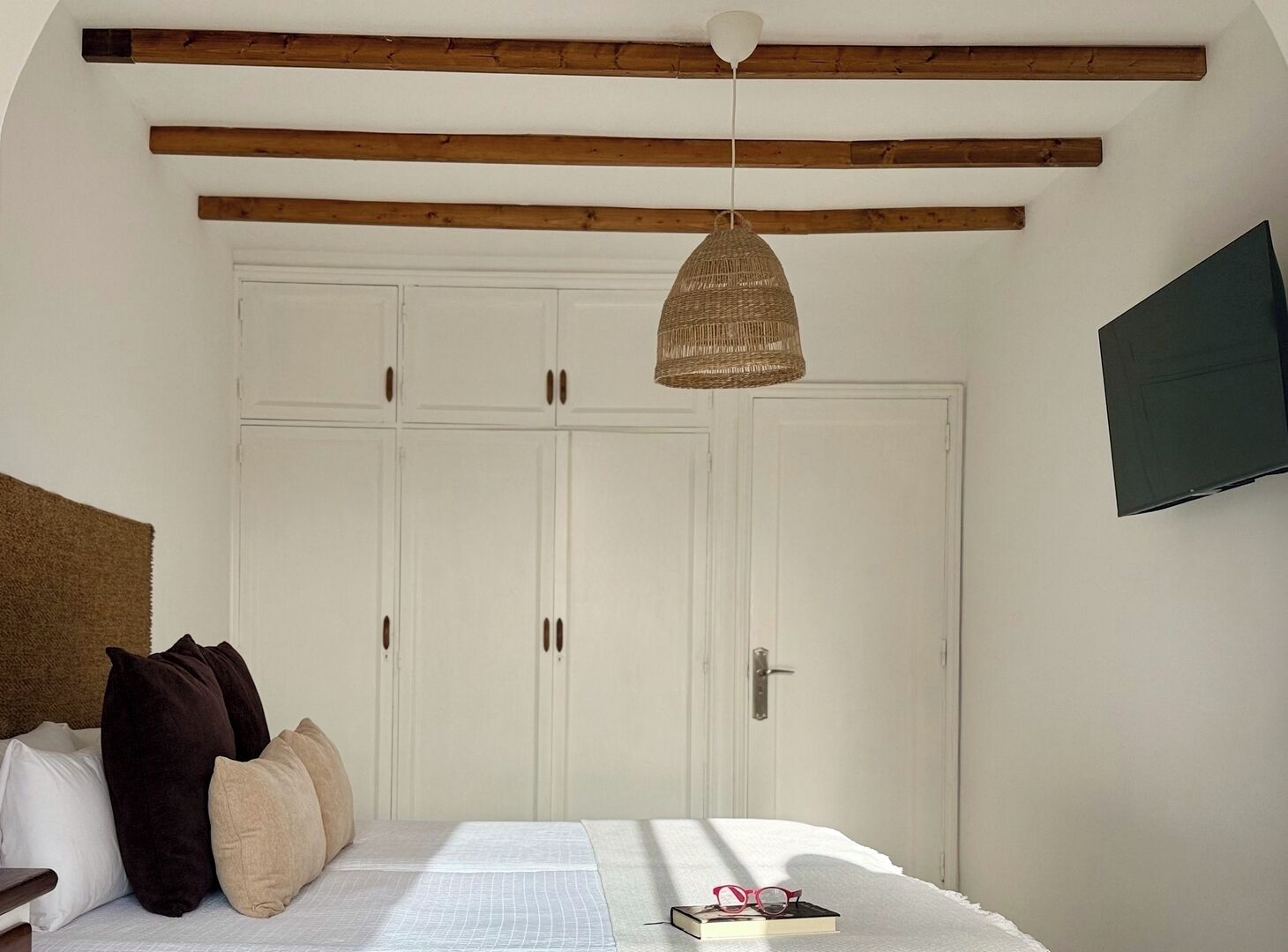 1 chambre, fer et planche à repasser