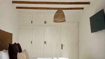 1 chambre, fer et planche Ă repasser