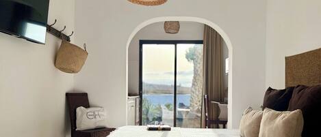 1 habitación y tabla de planchar con plancha