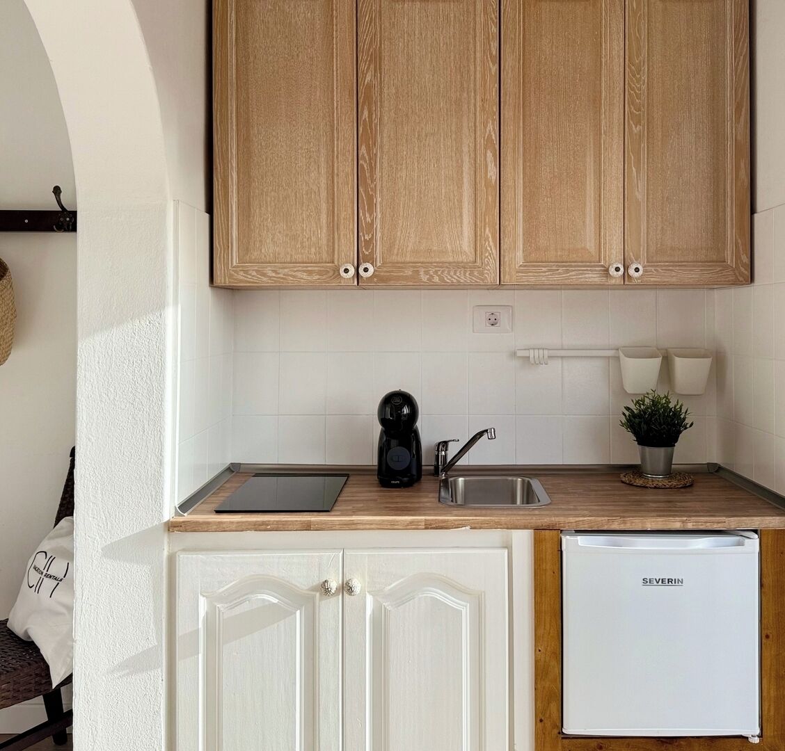 Een koffiezetapparaat/waterkoker, een broodrooster