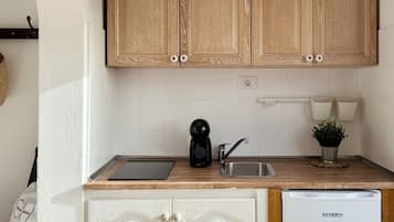 Een koffiezetapparaat/waterkoker, een broodrooster