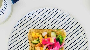Un sándwich sobre un plato a rayas.
