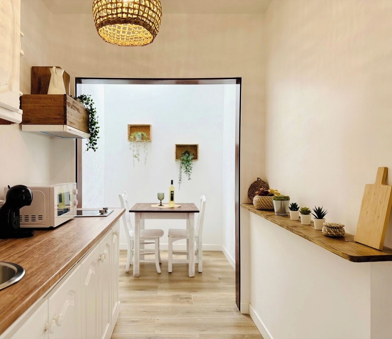 Cafetière/bouilloire, grille-pain, tables à manger